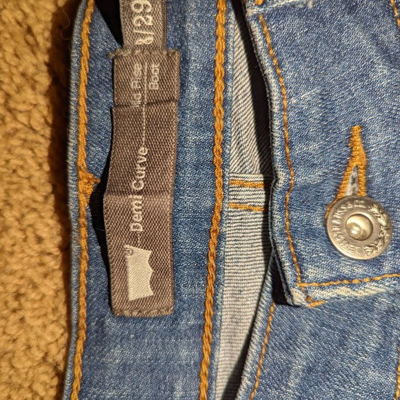 Levis Demi Curve Boot Cut - Picture 2 of 3